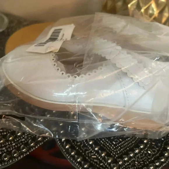 LITTLE GIRLS MARY JANE SCALLOPED TRIM SHOES WHITE NIP SIZE 6 - Picture 2 of 10